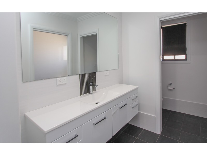 51 Graham Dr, Bathurst NSW 2795