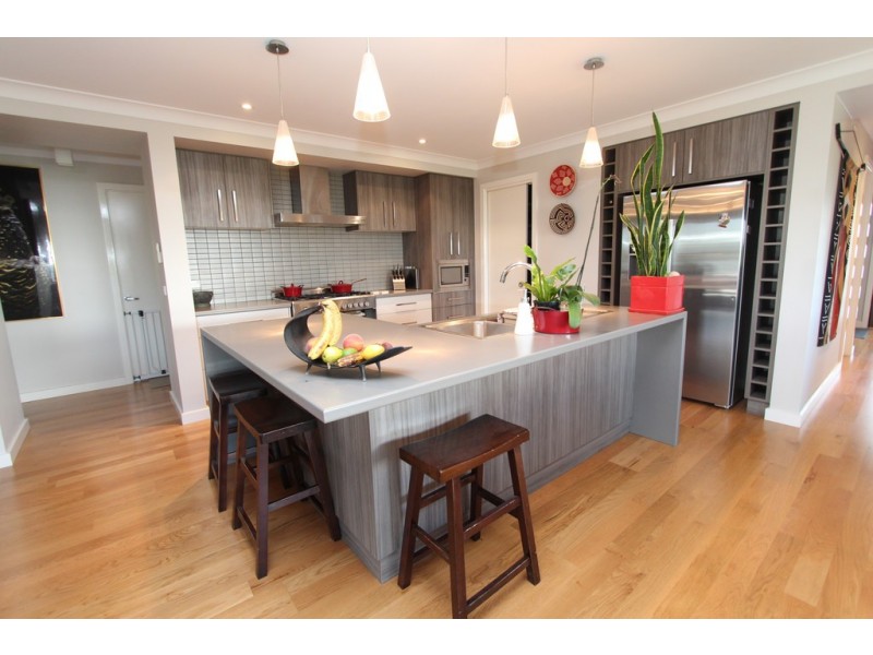 6 Cobb Pl, Bathurst NSW 2795