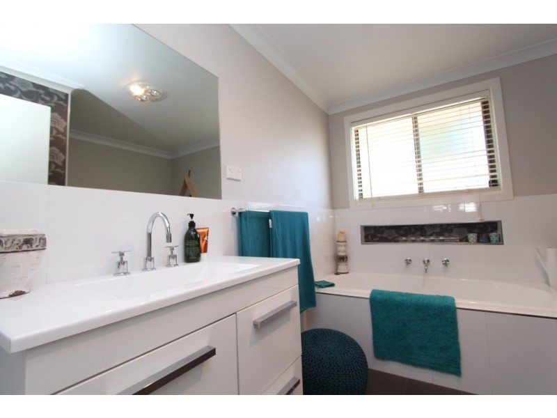 6 Cobb Pl, Bathurst NSW 2795