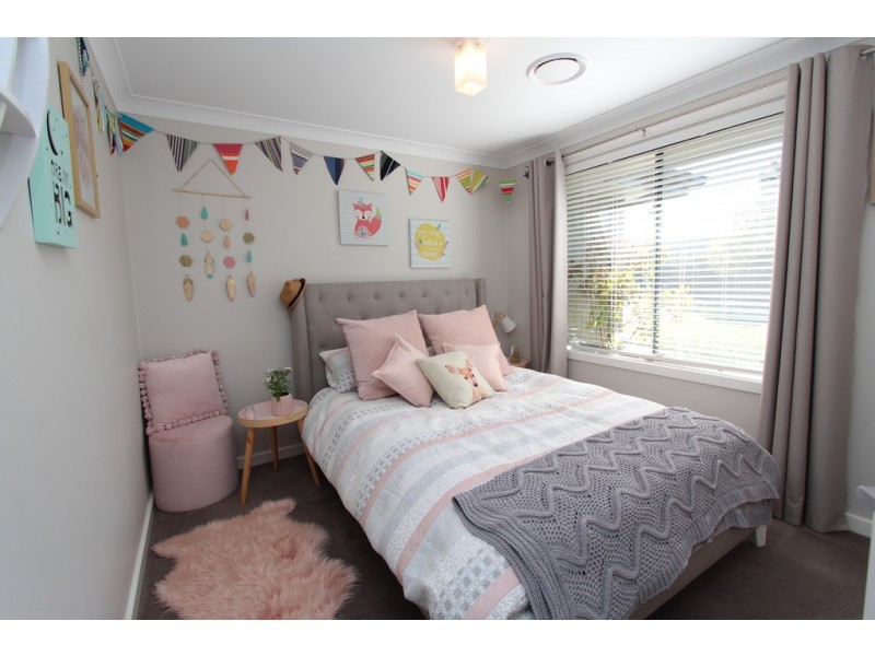 6 Cobb Pl, Bathurst NSW 2795