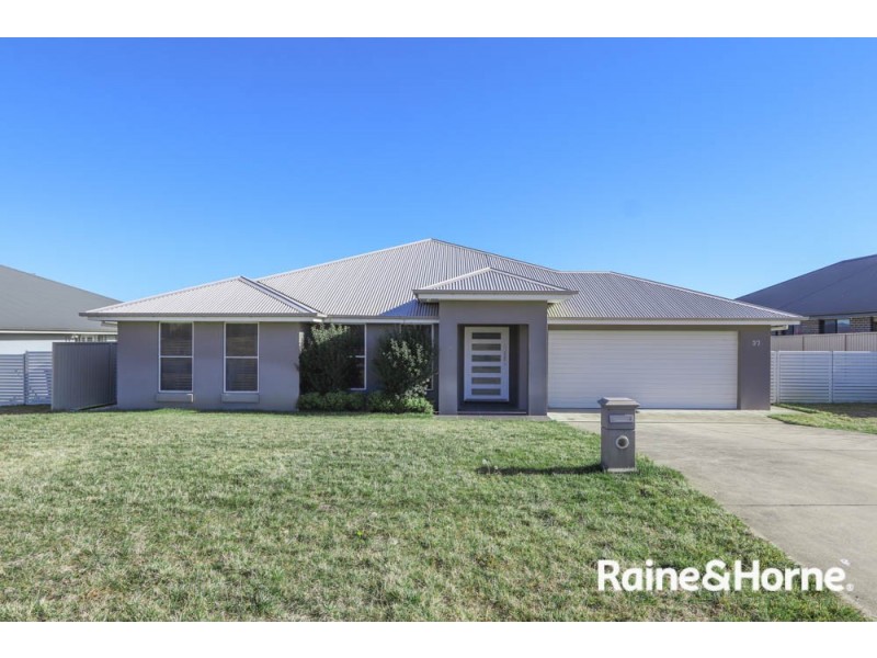 37 Westbourne Drive, Llanarth NSW 2795
