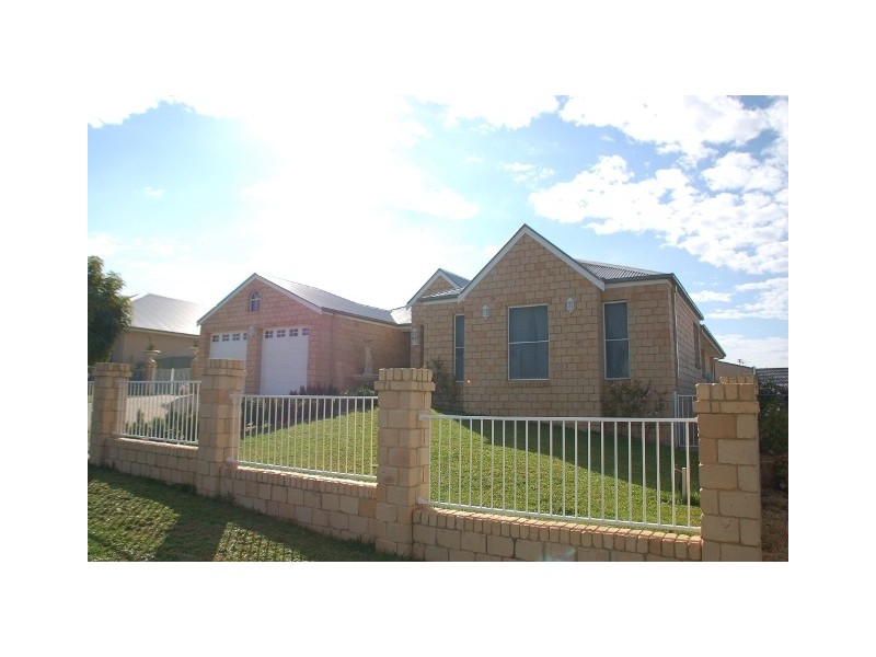 13 James Barnett Dr, Bathurst NSW 2795