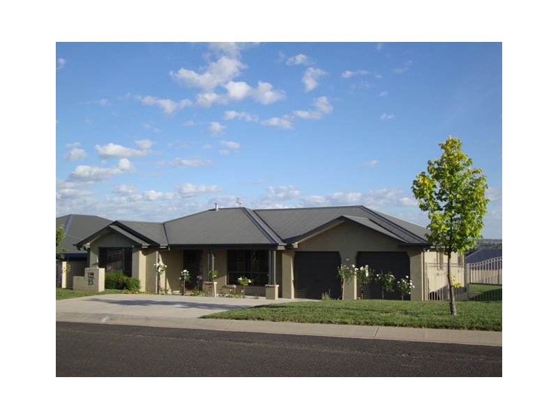 15 Howarth Close, Bathurst NSW 2795