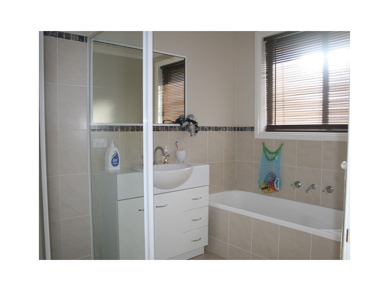 15 Howarth Close, Bathurst NSW 2795