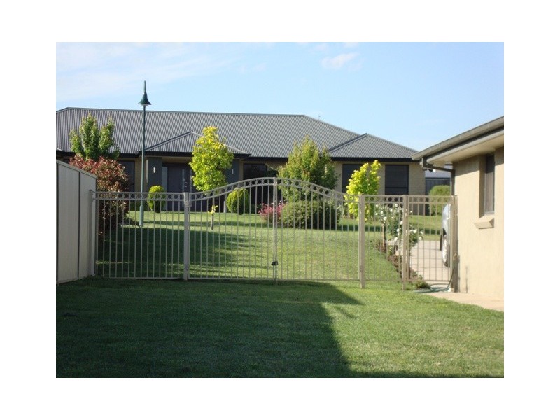 15 Howarth Close, Bathurst NSW 2795