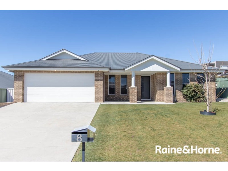 8 Blaxland Drive, Llanarth NSW 2795