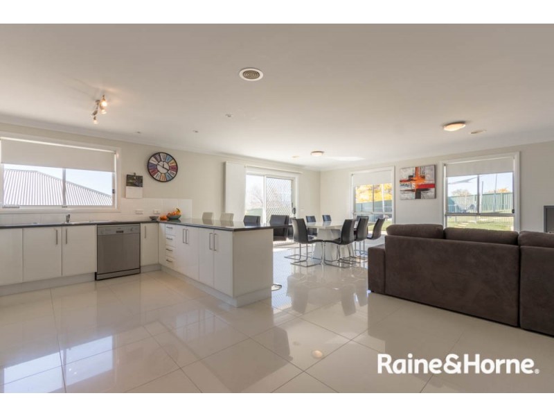 8 Blaxland Drive, Llanarth NSW 2795