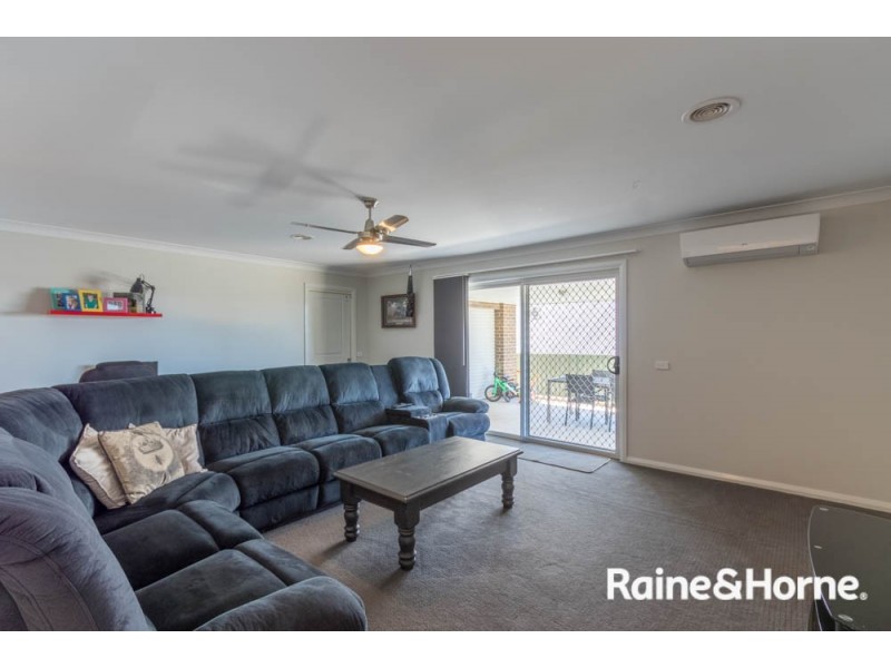 8 Blaxland Drive, Llanarth NSW 2795