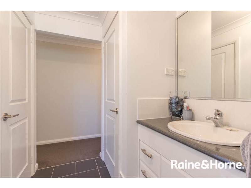8 Blaxland Drive, Llanarth NSW 2795