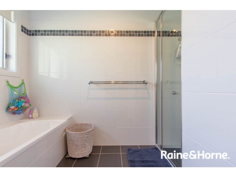 8 Blaxland Drive, Llanarth NSW 2795