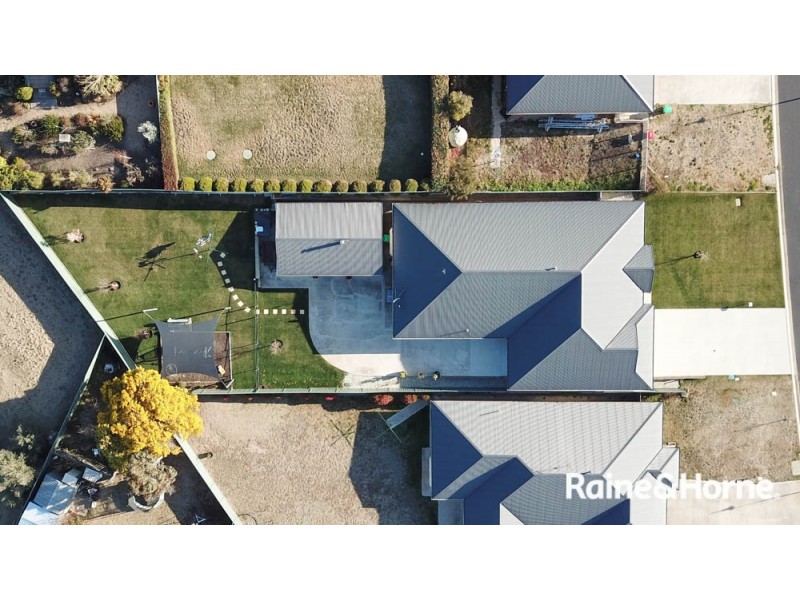 8 Blaxland Drive, Llanarth NSW 2795