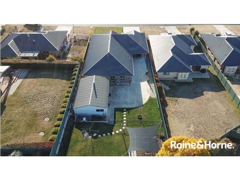 8 Blaxland Drive, Llanarth NSW 2795