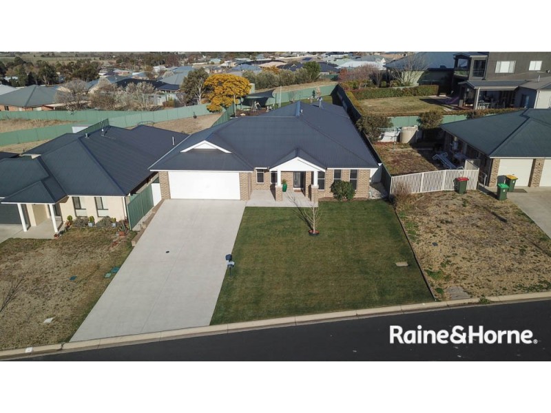 8 Blaxland Drive, Llanarth NSW 2795