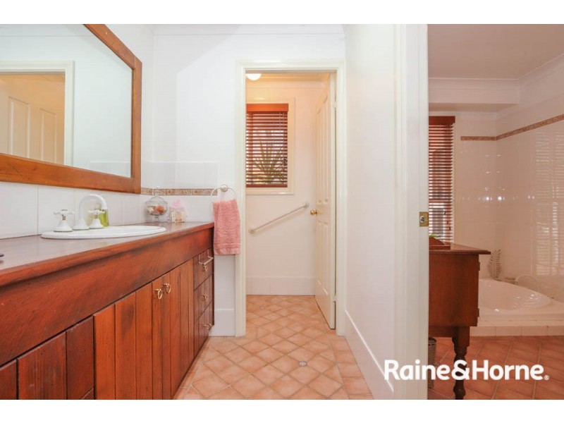 15 Cherrywood Crescent, Llanarth NSW 2795