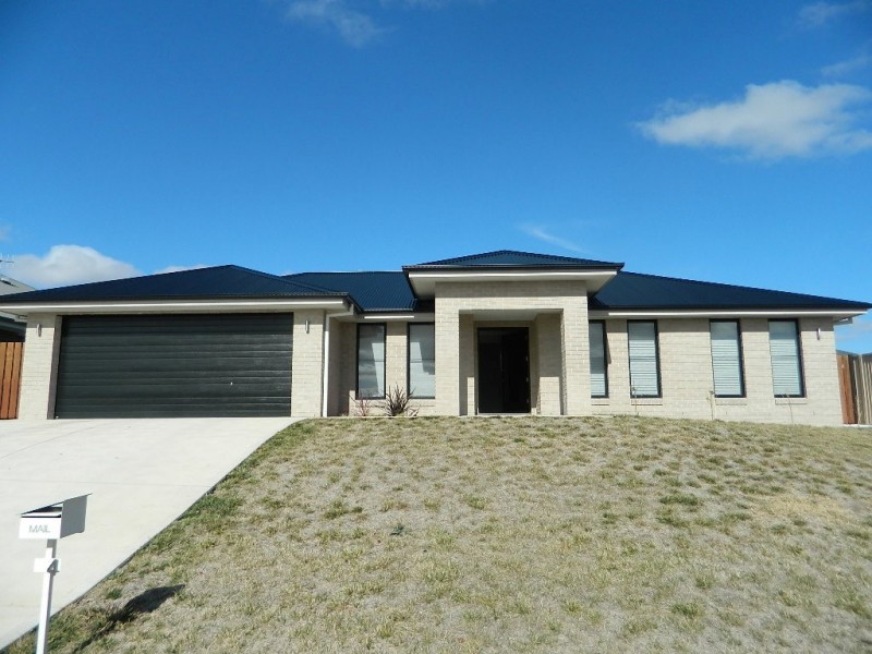 4 Coates Drive, Bathurst NSW 2795