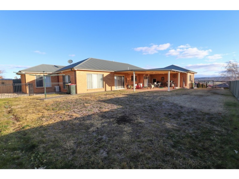 9 Cypress Cres, Bathurst NSW 2795