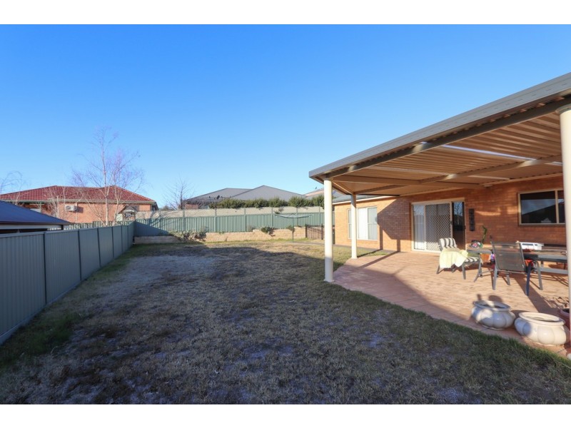 9 Cypress Cres, Bathurst NSW 2795