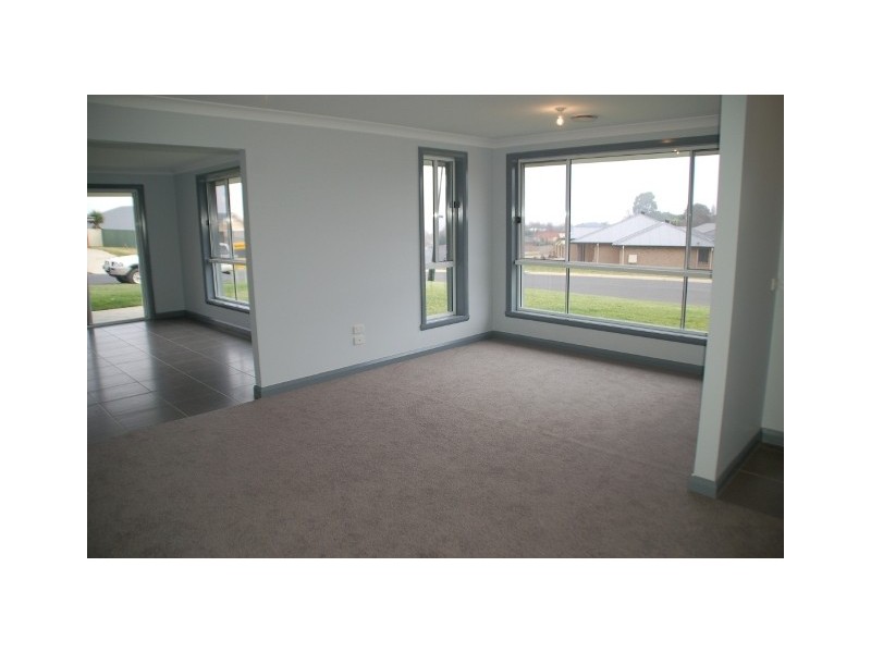 2 Douglas Ct, Kelso NSW 2795