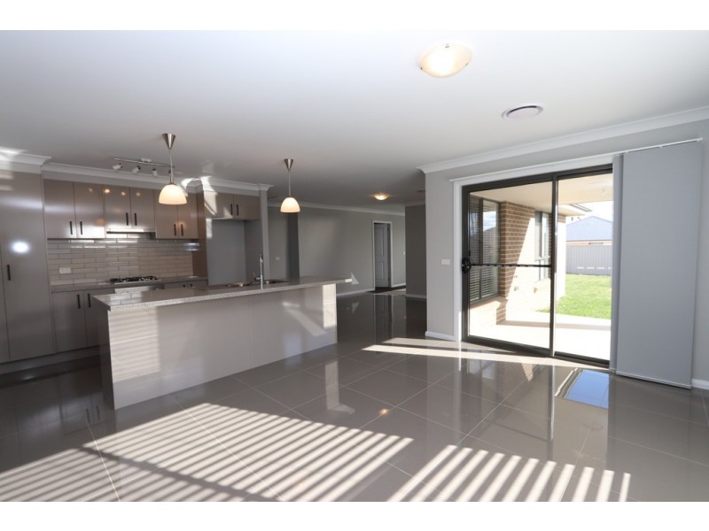 66 Basalt Way, Bathurst NSW 2795