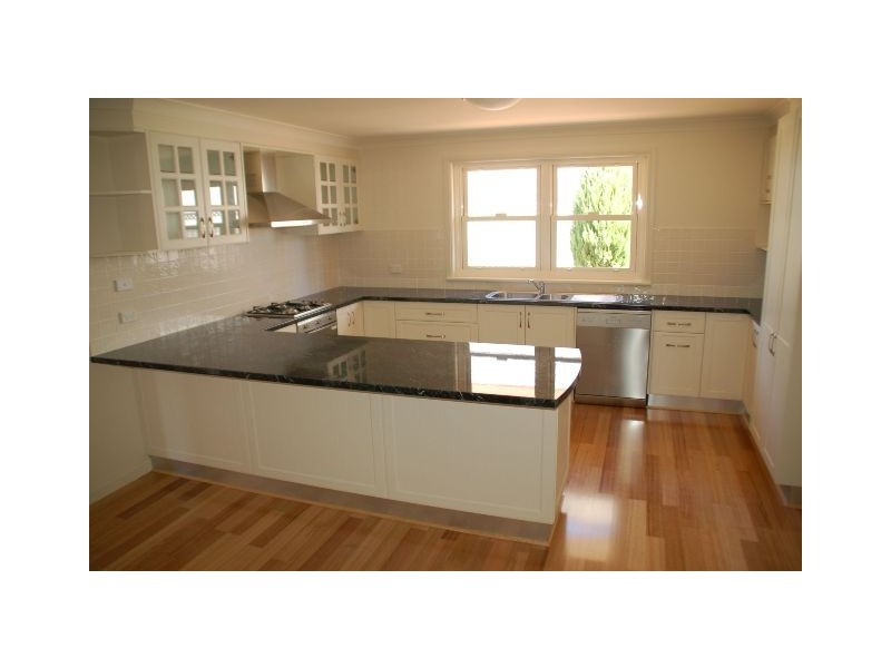 4 Huntingdale Close, Bathurst NSW 2795