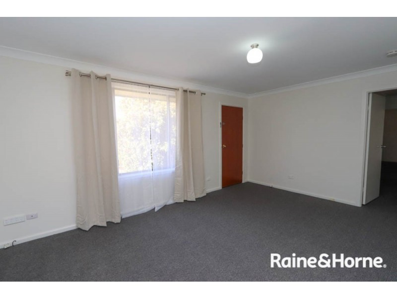 19 Cangoura Street, Bathurst NSW 2795