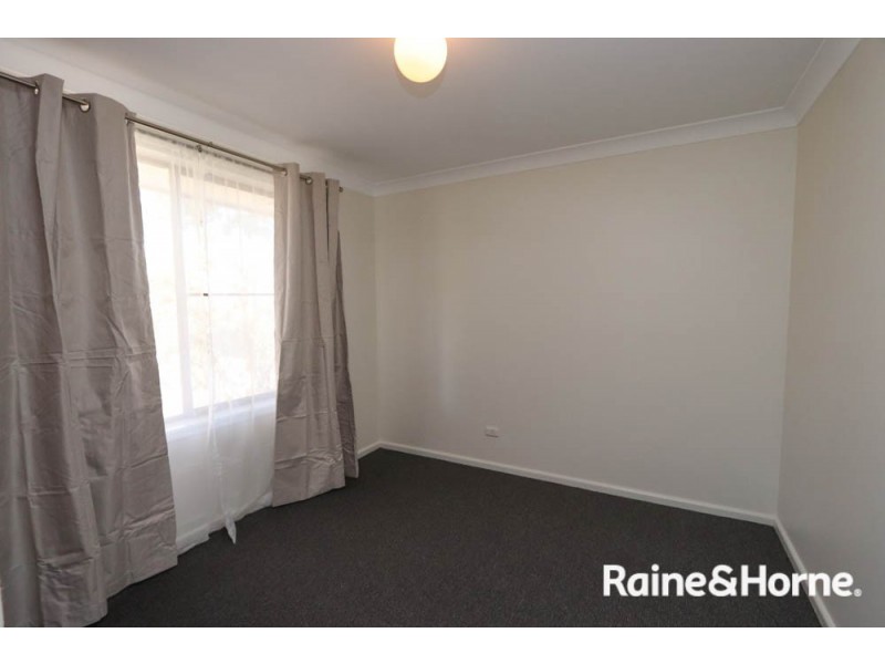 19 Cangoura Street, Bathurst NSW 2795