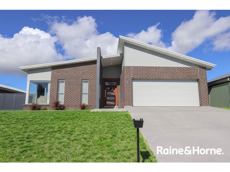 24 Governors Parade, Windradyne NSW 2795