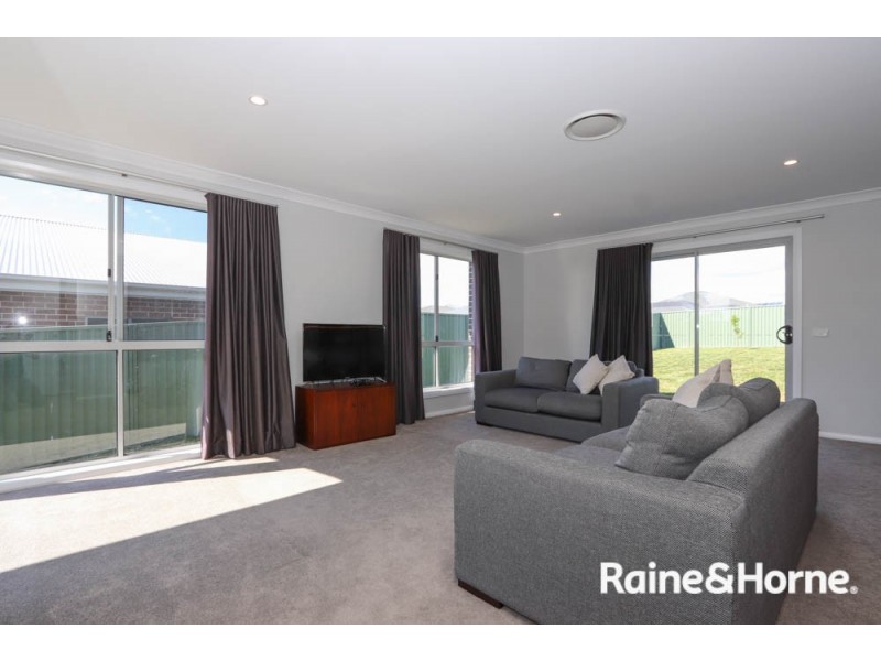 24 Governors Parade, Windradyne NSW 2795