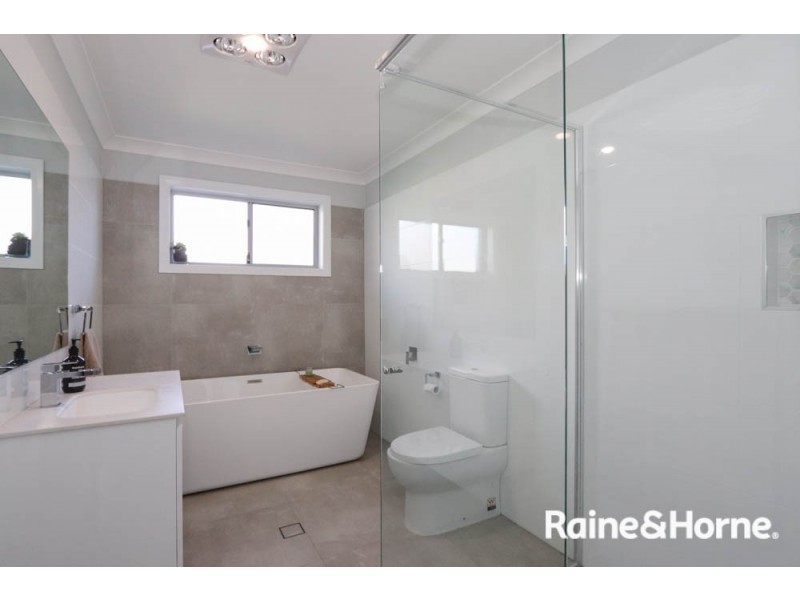 24 Governors Parade, Windradyne NSW 2795