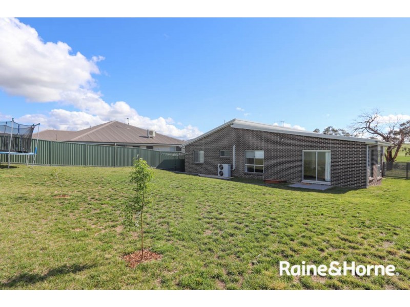 24 Governors Parade, Windradyne NSW 2795