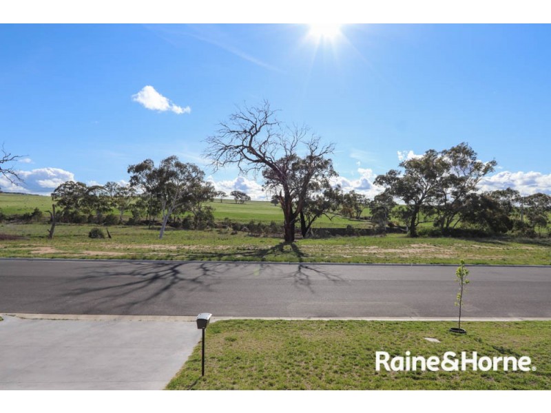 24 Governors Parade, Windradyne NSW 2795