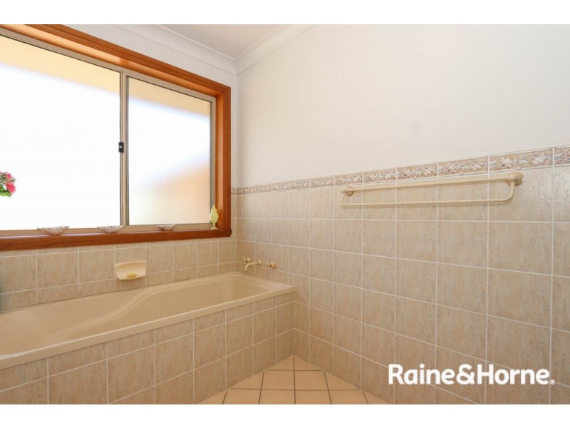 2 Maple Close, Kelso NSW 2795