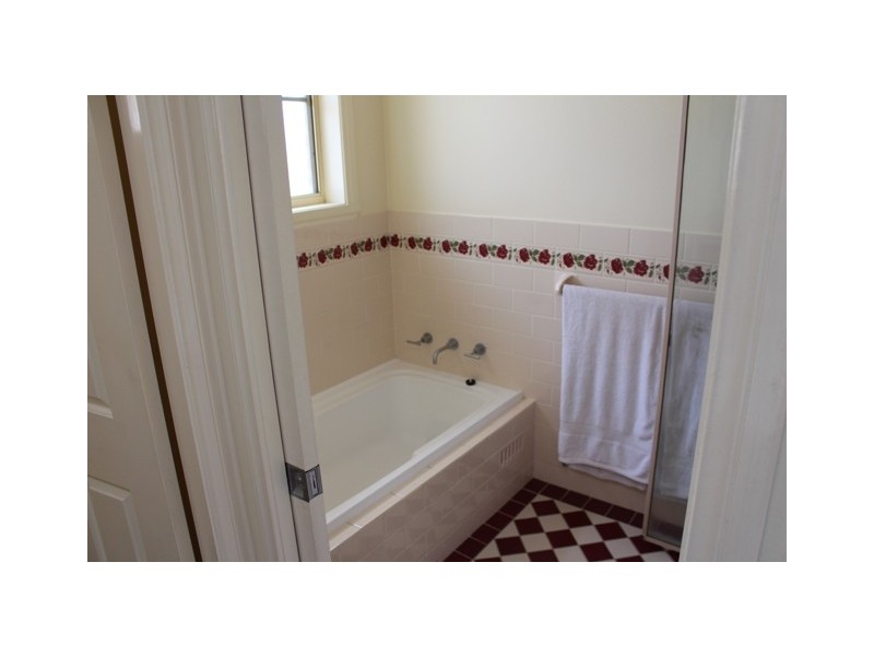 10  Bayliss St, Bathurst NSW 2795