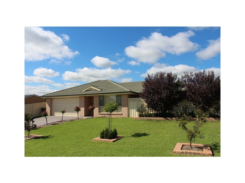 2 Howarth Close, Bathurst NSW 2795