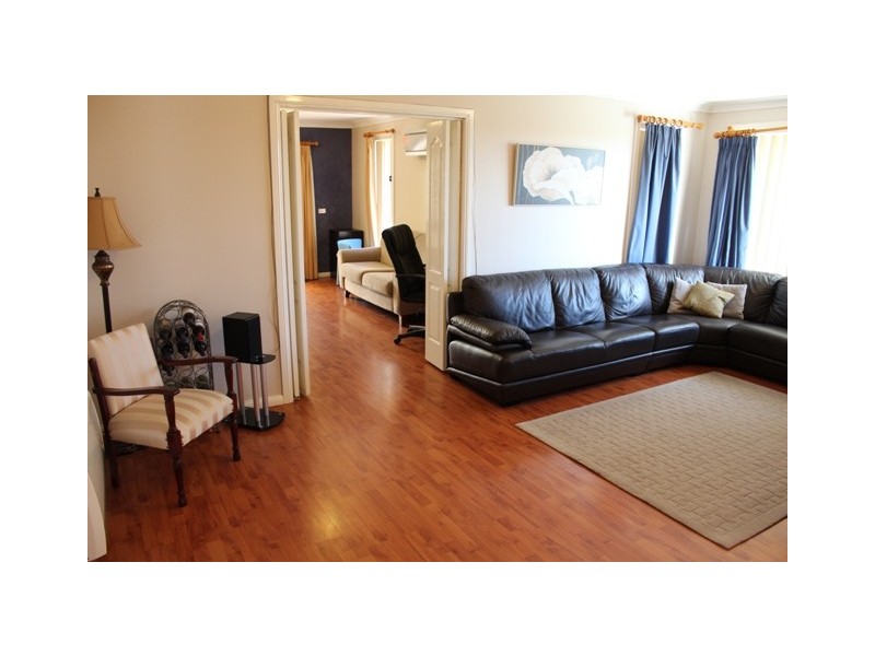 2 Howarth Close, Bathurst NSW 2795