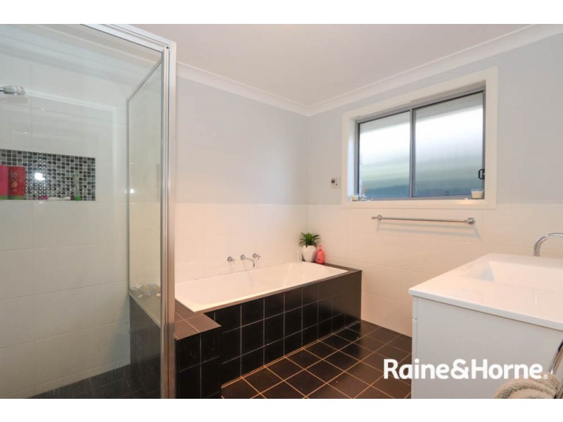 17 Blaxland Drive, Llanarth NSW 2795