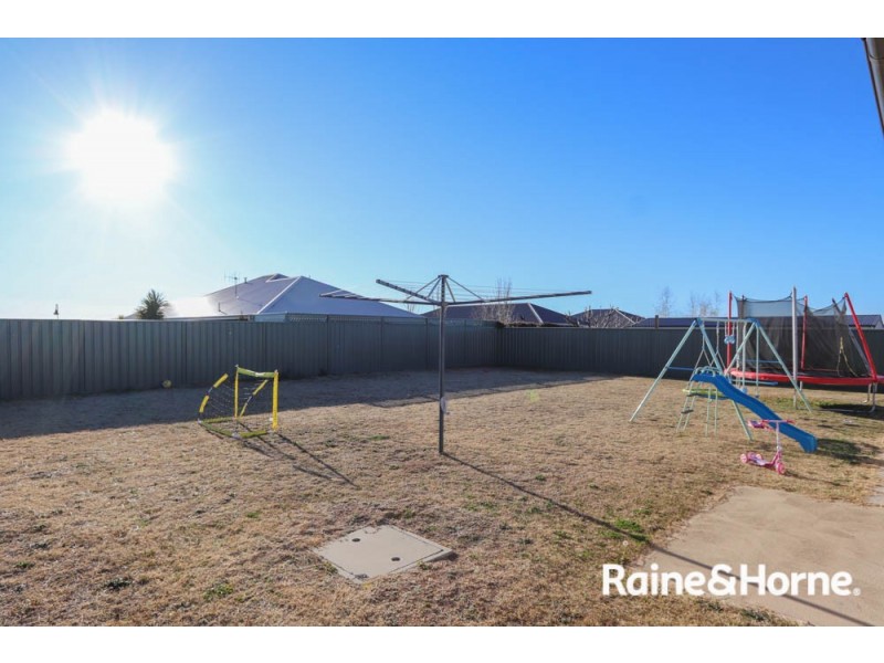 17 Blaxland Drive, Llanarth NSW 2795