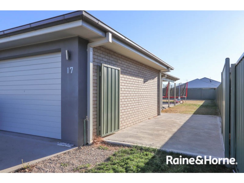 17 Blaxland Drive, Llanarth NSW 2795