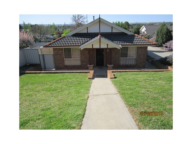 1/3  Dees Close, Bathurst NSW 2795