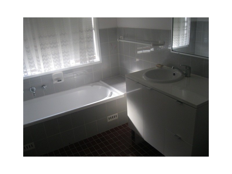 9 Parsons Cl, Bathurst NSW 2795