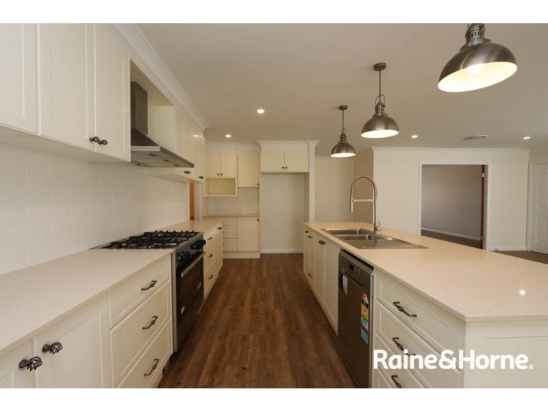 14 Governors Parade, Windradyne NSW 2795