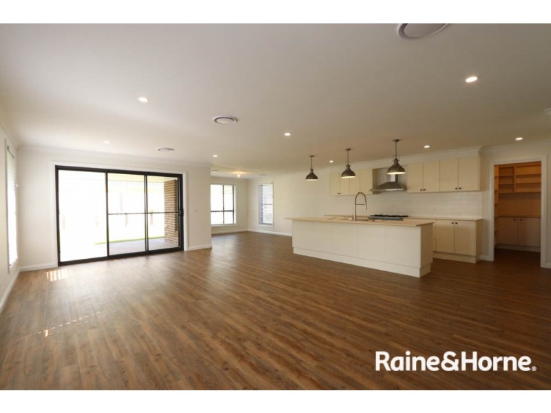 14 Governors Parade, Windradyne NSW 2795