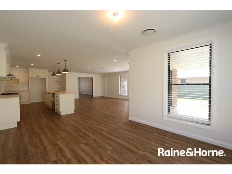 14 Governors Parade, Windradyne NSW 2795