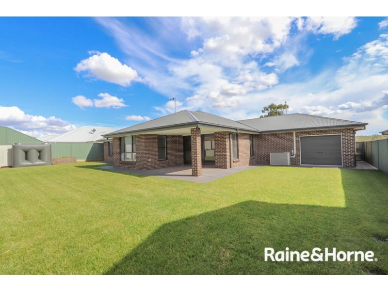 14 Governors Parade, Windradyne NSW 2795