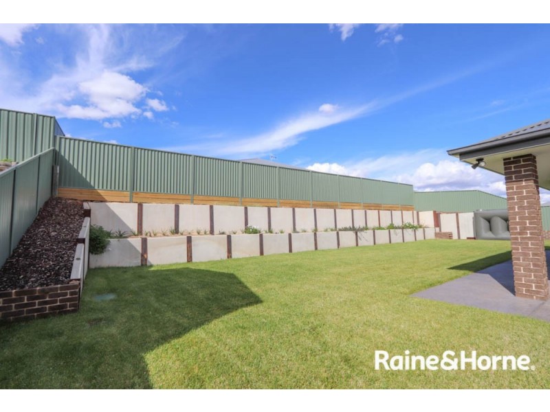 14 Governors Parade, Windradyne NSW 2795