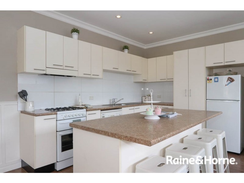 136 Bentinck Street, Bathurst NSW 2795