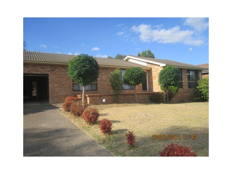 8 Deniehy Place, Bathurst NSW 2795