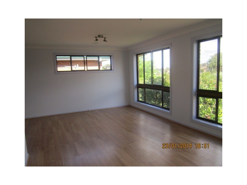 8 Deniehy Place, Bathurst NSW 2795