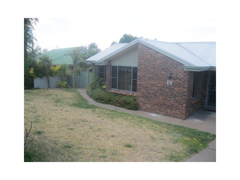 35 Freestone Way, Bathurst NSW 2795