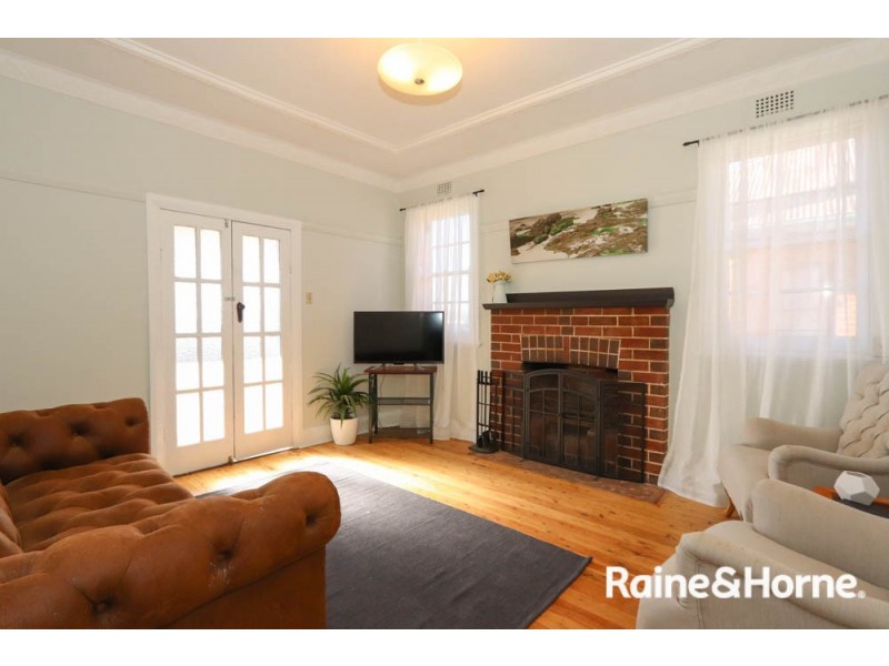 16 Oakes Street, Bathurst NSW 2795